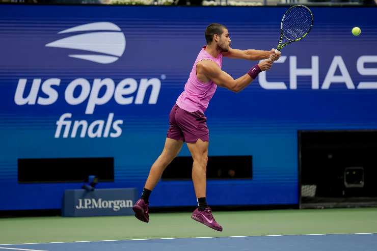 alcaraz colpisce pallina